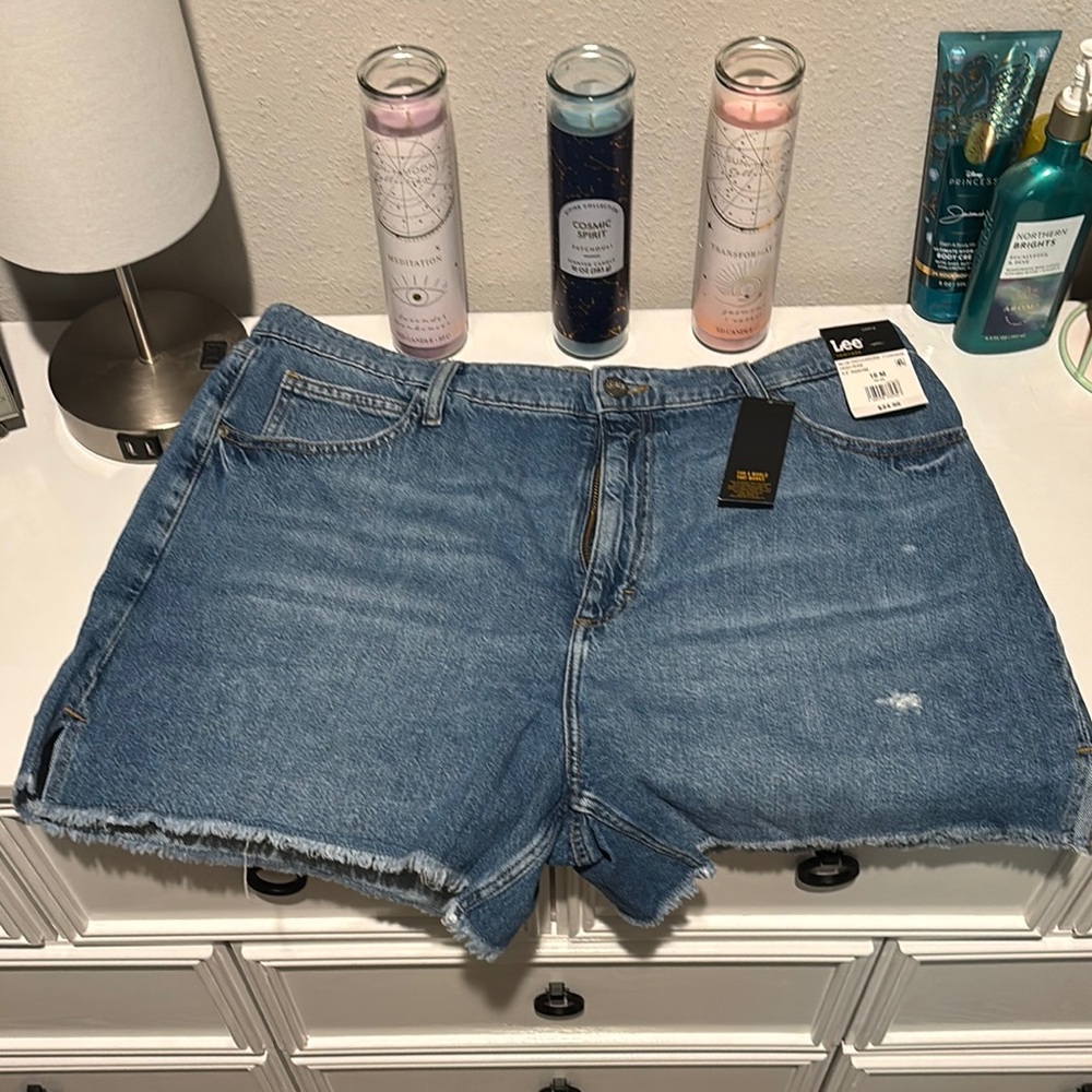 NWT Lee Blue Jean Shorts Classic Mid-Thigh Cut